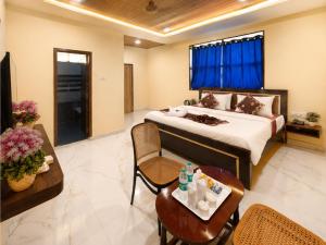 a hotel room with a bed and a table at Hotel Sky Palace Airport Zone in Hyderabad