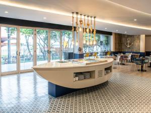a large kitchen with a large boat on the floor at Ibis Styles El Malecon Guayaquil in Guayaquil