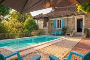a swimming pool in front of a house at Le Clos des Poncétys - gîte de charme avec piscine dans les vignes de Bourgogne in Davayé