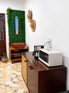 a kitchen with a microwave on a counter at Canto das Praieiras - Porto de Sauípe, Rio & Mar in Porto de Sauipe +49 photos
