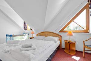 Gallery image of DAS BURGENNEST Chalet 2 - Familienchalet mit 2 Schlafzimmern - zu Fuß zur Sonnentherme in Lutzmannsburg +3 photos