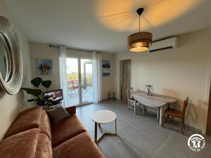 a living room with a couch and a table at Le rêve bleu in Collioure