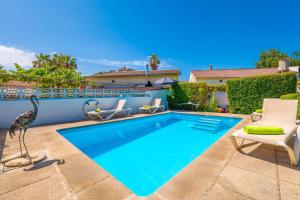 a swimming pool with chairs and a bird next to a house at Construcciones Balaguer in Mancor del Valle