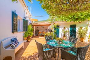 a patio with a table and chairs on a patio at Construcciones Balaguer in Mancor del Valle