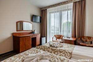a hotel room with a bed and a window at LUNA Baltica in Rewal