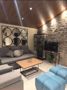 a living room with a couch and a tv at Amarillis lb 