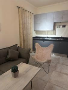a living room with a couch and a table at Amarillis lb 