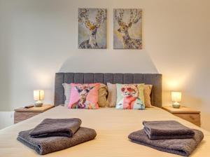 a bedroom with a bed with two towels on it at Apartment Kapina in Pamporovo