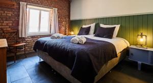 a bedroom with a bed with towels on it at Appartement met panorama-uitzicht op het Geuldal, terras, Vijlen in Vijlen