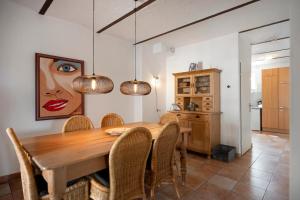 a dining room with a wooden table and chairs at Appartement met panorama-uitzicht op het Geuldal, terras, Vijlen in Vijlen