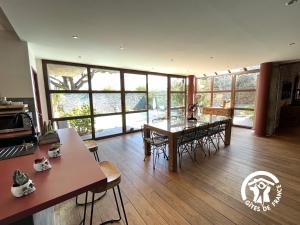 a kitchen and dining room with a table and chairs at L'hacienda in Pia