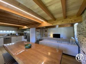 a living room with a wooden table and a couch at Grand péric in Puyvalador