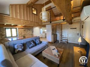 a living room with a couch and a table at Les pérics in Puyvalador
