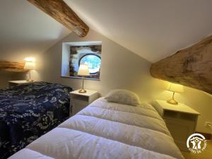 a bedroom with two beds in a attic at Les pérics in Puyvalador