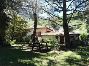 a house with a picnic table in the yard at Les lauriers in Sahorre