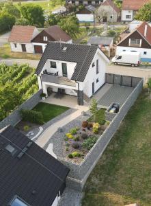 an aerial view of a white house with a backyard at Apartmán Starovičky 406 in Starovičky