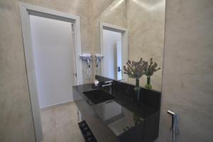 a bathroom with a black sink and a mirror at Pousada Premium Terragnolo in Bento Gonçalves