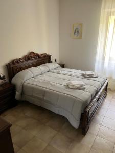 a bedroom with a large bed in a room at Casa Vacanze ai Valentini in Castelletto Soprano
