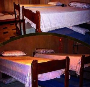 two beds in a room with two tables at Kamiare in San Esteban