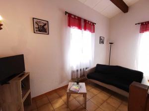 a living room with a couch and a tv at Desix in Trilla