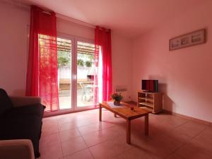 a living room with a coffee table and a window at Lou soula in Trilla