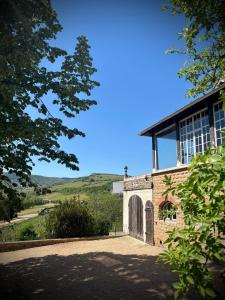 an external view of a brick building with a window at Le Clos des Poncétys - gîte de charme avec piscine dans les vignes de Bourgogne in Davayé