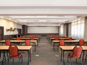 an empty classroom with desks and chairs in a room at Novotel Sao Jose dos Campos in São José dos Campos +81 photos