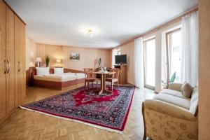 a living room with a couch and a table at Hotel Zum grünen Kranz in Zell an der Mosel