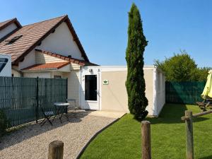 a house with a fence and a table in the yard at CozyCocoon Appartement in Parcey