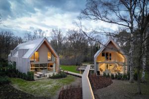 a small house in the middle of a forest at Luxury Lodge with Jacuzzi for 8 – Woodz Lodges in Heusden - Zolder