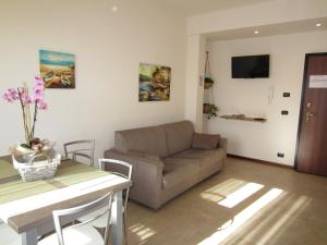 een woonkamer met een bank en een tafel bij Appartamento Lago in Peschiera del Garda