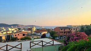 a view of a city with buildings and the ocean at Alpha Casa in Bar