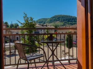 a table and chairs on a balcony with a view at El 9 Baral-la in Sant Pau de Segúries