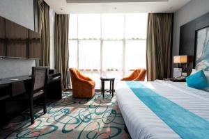 a hotel room with a bed and a desk at فندق الراحة السويسرية Swiss Repose Hotel in Jeddah +17 photos