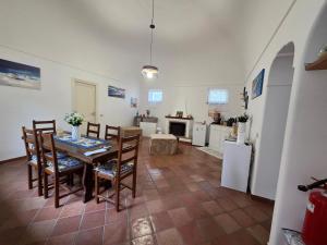 a kitchen and dining room with a table and chairs at La Perla House in Anacapri