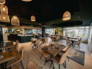 a restaurant with tables and chairs and a bar at ibis Clermont Ferrand Montferrand in Clermont-Ferrand
