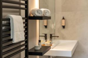 a bathroom with a white sink and a mirror at Accessible Luxury Suite for 2 – Woodz Lodges in Heusden - Zolder +45 photos