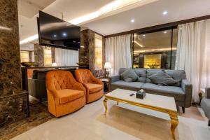 a living room with a couch and chairs and a table at فندق الراحة السويسرية Swiss Repose Hotel in Jeddah