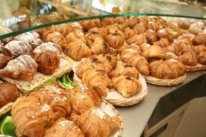 una mostra di prodotti da forno e croissant in una panetteria di B&B Express a Leverano