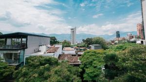 vista su una città con edifici e alberi di Soy Local Provenza a Medellín