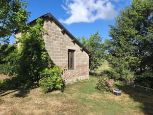 a brick house with a window on the side of it at Maison Relax in Flers