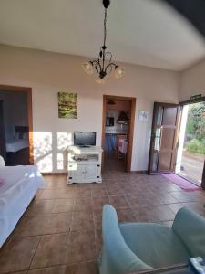 a bedroom with a bed and a desk with a computer at Casa Fátima Valle Gran Rey in Valle Gran Rey