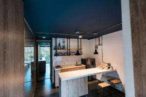 una cucina con bancone bianco e soffitto blu di Soy Local Provenza a Medellín