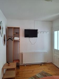 a living room with a flat screen tv on a wall at Casa Vintage 27 in Râşnov