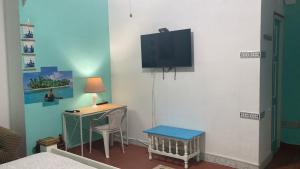 a room with a desk and a tv on a wall at Las Catalinas Coronado in Playa Coronado