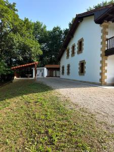 a large white building with a large yard at Finca La Sierra in Abionzo