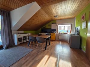 a kitchen with a table and chairs in a room at Ferienwohnung Riesling in Burg
