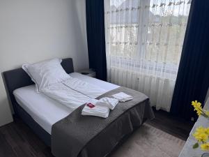 a bedroom with a bed with two towels on it at DanMa Ferienwohnung Apartment-Gemeinschaftsküche in Laubach