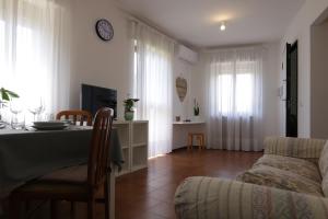 a living room with a table and a couch at Reunia apartments in Ragogna