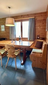 a dining room with a large wooden table and chairs at Alpenchalet Trutmundi undri in Eischoll